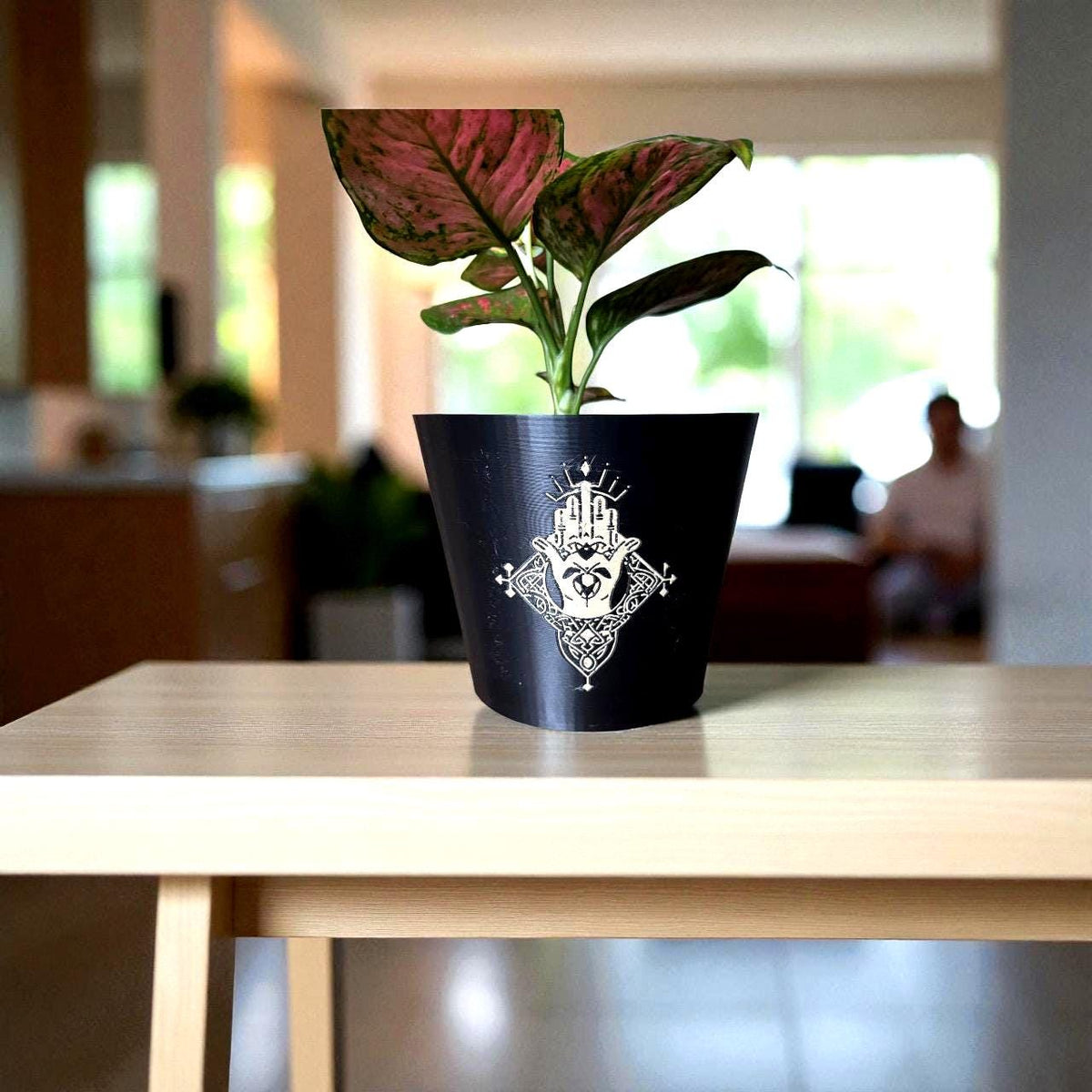 CELTIC CLADDAGH CACHEPOT, Irish Love Loyalty Friendship Symbol, Heritage Planter, Black and Gold Pot, Traditional Gaelic Home Gift, 1571